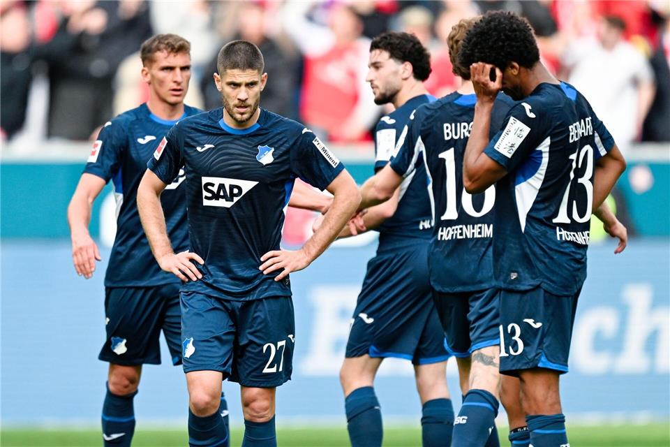 Hoffenheim und Andrej Kramaric (2.v.l.): ratlos nach der Niederlage gegen Mainz.Uwe Anspach/dpa