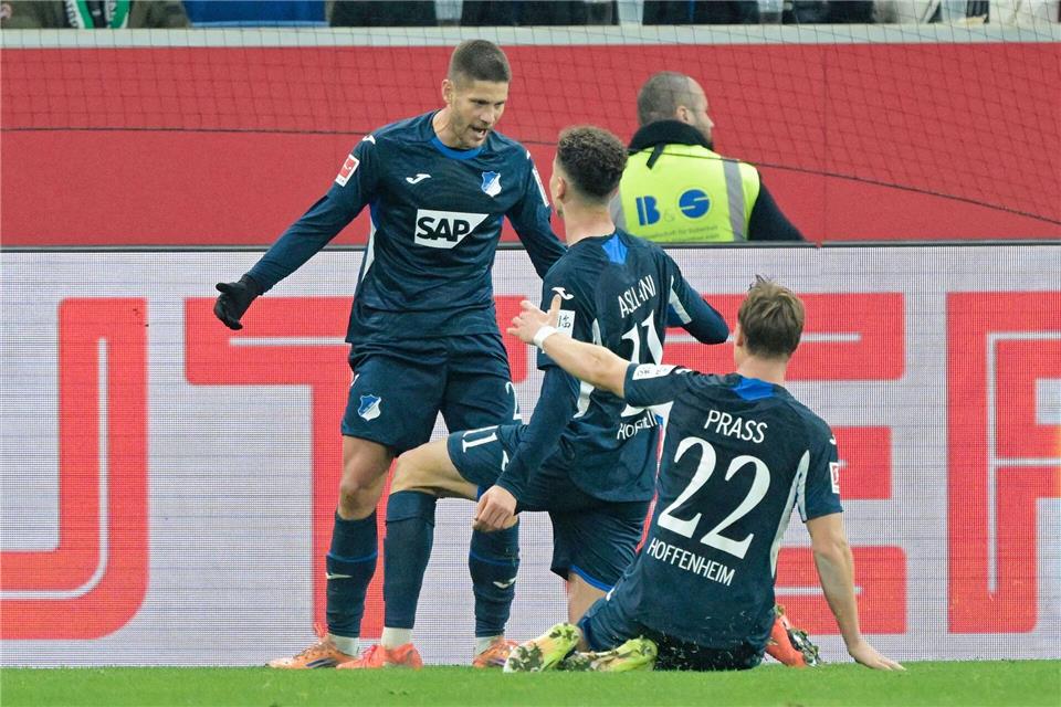 Hoffenheims Andrej Kramaric (r.) darf sich feiern lassen.Uwe Anspach/dpa