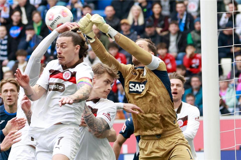 Hoffenheims Nationaltorwart Oliver Baumann bekam gegen St. Pauli unerwartet viel Arbeit.  Heiko Becker/dpa