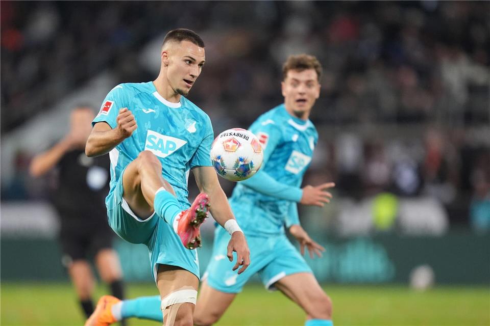 Hoffenheim siegt auswärts – St. Paulis Krise spitzt sich zu Hoffenheims Tim Lemperle (l) in Aktion.Marcus Brandt/dpa