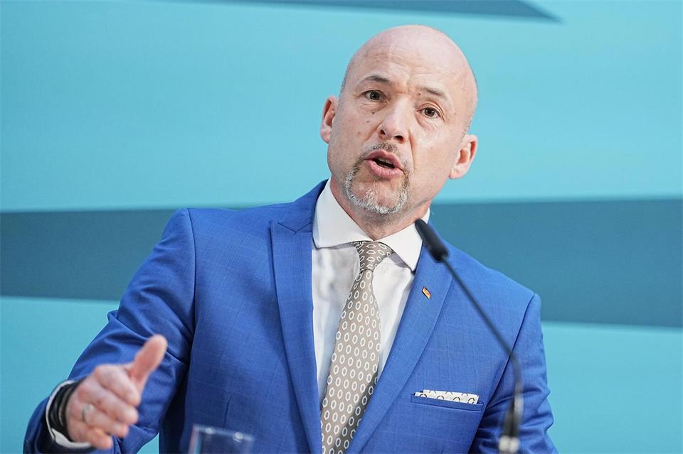 Hoffmann sieht in der Eingliederung von Politikern in die gesetzliche Rente nicht die Lösung. (Archivbild)Michael Kappeler/dpa