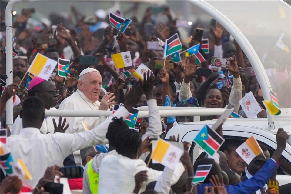 Papst setzt Politik im Südsudan unter Druck Hoffnungsträger: Papst Franziskus auf seiner Reise im Südsudan.