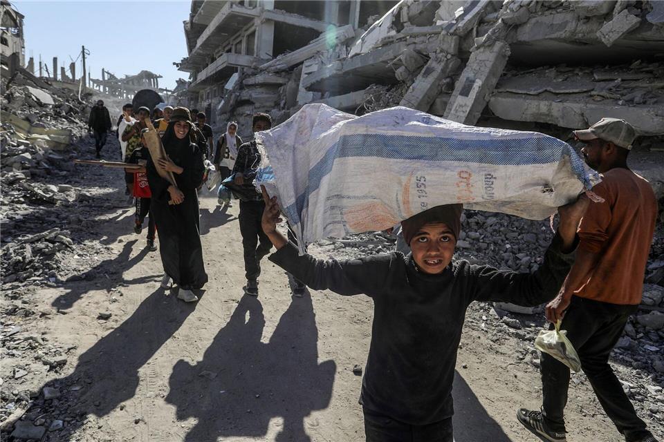 Bilder des Tages Hoffnungsvolle Heimkehrer: Vertriebene Palästinenser kehren in ihre Häuser zurück, nachdem sich die israelische Armee aus einigen Gebieten östlich von Chan Junis im südlichen Gazastreifen zurückgezogen hat. Israel und die Hamas haben sich auf die erste Phase eines Friedensplans zur Beendigung der Kämpfe geeinigt.Abed Rahim Khatib/dpa
