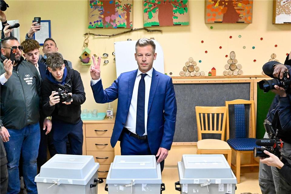 Hofft auf den Wahlsieg: Peter Magyar, Vorsitzender der Oppositionspartei Tisza,  nach der Stimmabgabe in einem Wahllokal in Budapest.Denes Erdos/AP/dpa