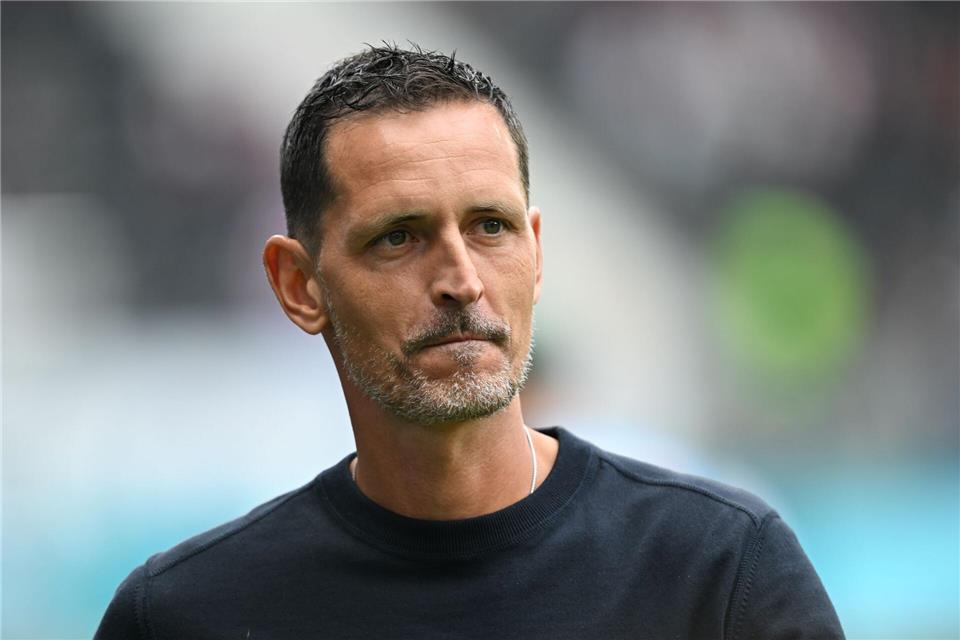 Hofft auf den zweiten Sieg im zweiten Bundesliga-Spiel dieser Saison: Eintracht Frankfurts Trainer Dino Toppmöller. (Archivbild)Arne Dedert/dpa