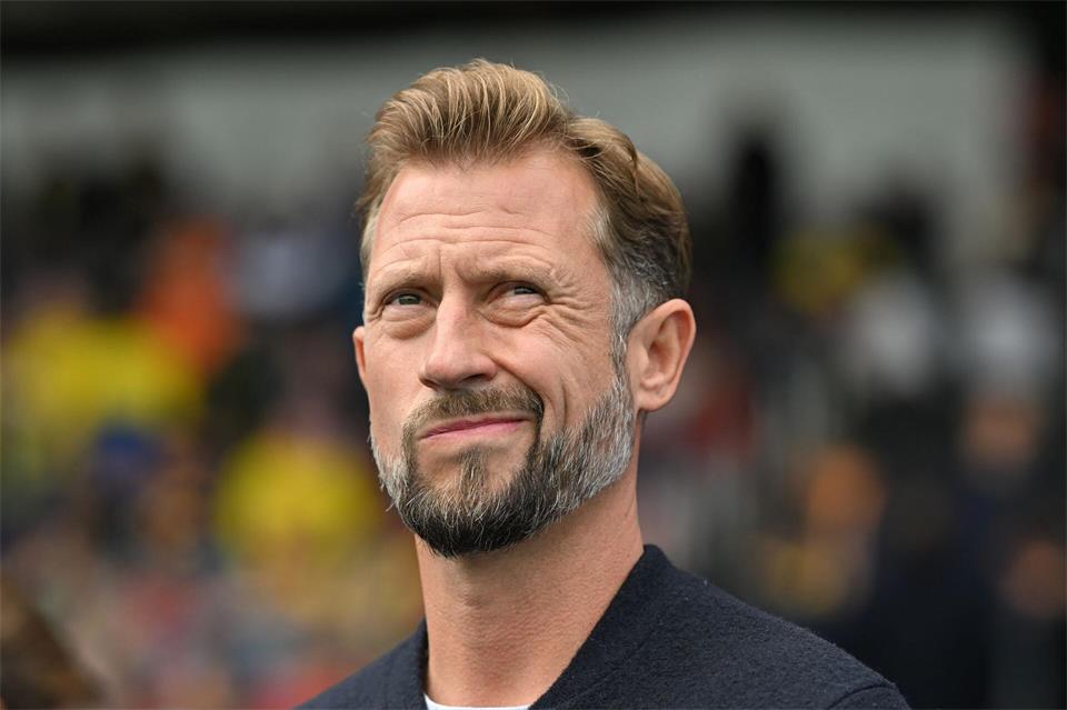 Hofft auf ein spannendes und friedliches Spiel: Eintracht-Trainer Lars Kornetka. (Archivbild)Swen Pförtner/dpa