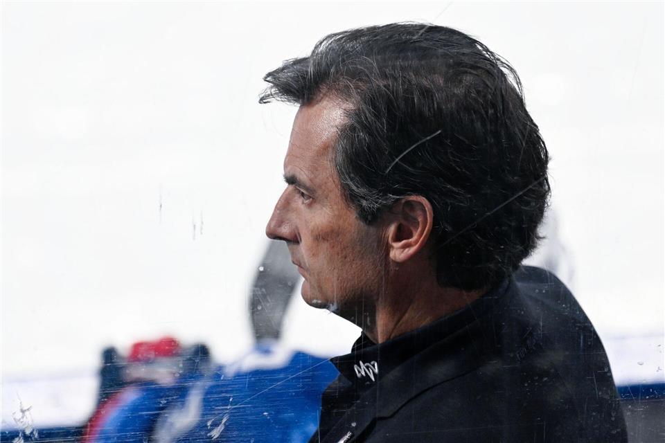 Hofft auf einen Erfolg am Donnerstag: Adler-Coach Dallas EakinsUwe Anspach/dpa