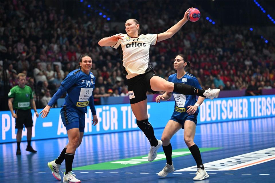 Hofft mit der DHB-Auswahl auf ein sportliches Weihnachtsmärchen bei der Heim-WM: Rückraumspielerin Viola Leuchter.Marijan Murat/dpa