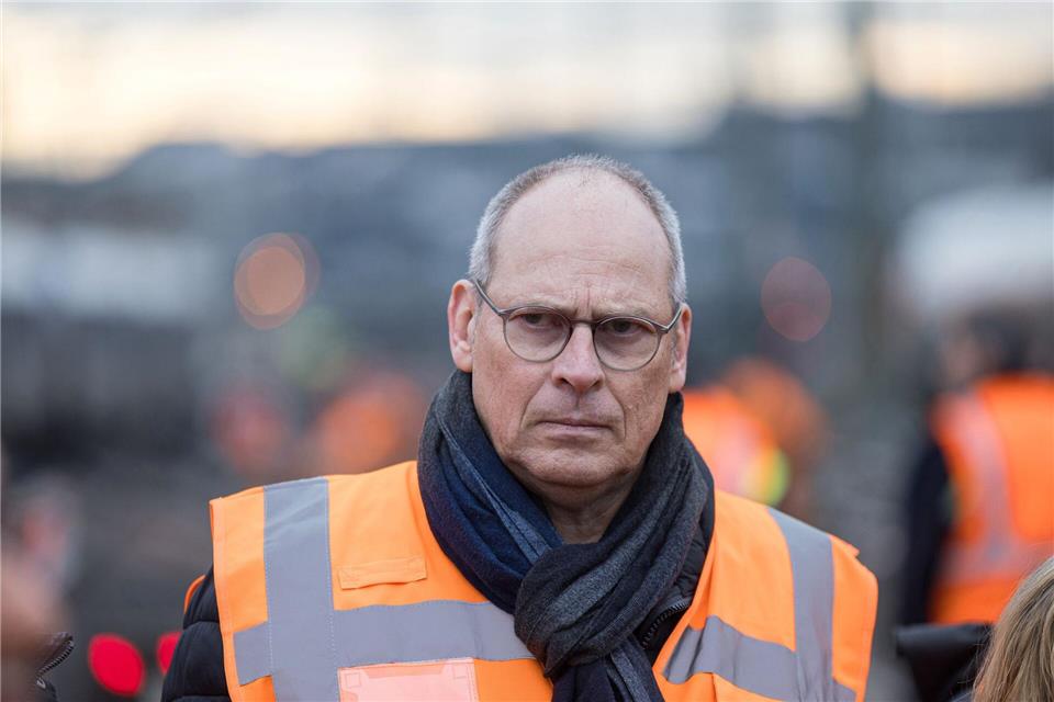 Hofft wie die Fahrgäste auf besseres Wetter: Der Vorstand Infrastrukturplanung und -projekte bei der DB InfraGo, Gerd-Dietrich Bolte. (Archivbild)Hannes P. Albert/dpa