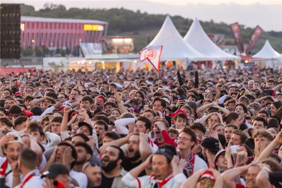 Hofften vergebens: SC-Fans beim Public Viewing auf dem Freiburger Messegelände.Philipp von Ditfurth/dpa