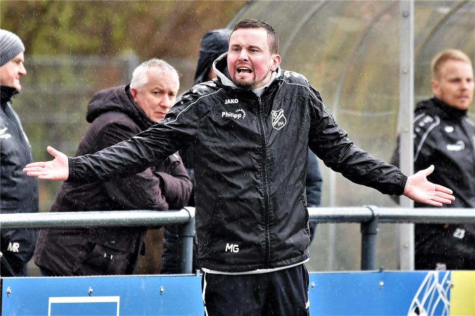 Hoftt auf Wiedergutmachung nach einem „blutleeren Auftritt“ vorigen Sonntag in Heek: Viktoria Heidens Trainer Marc Gebler.