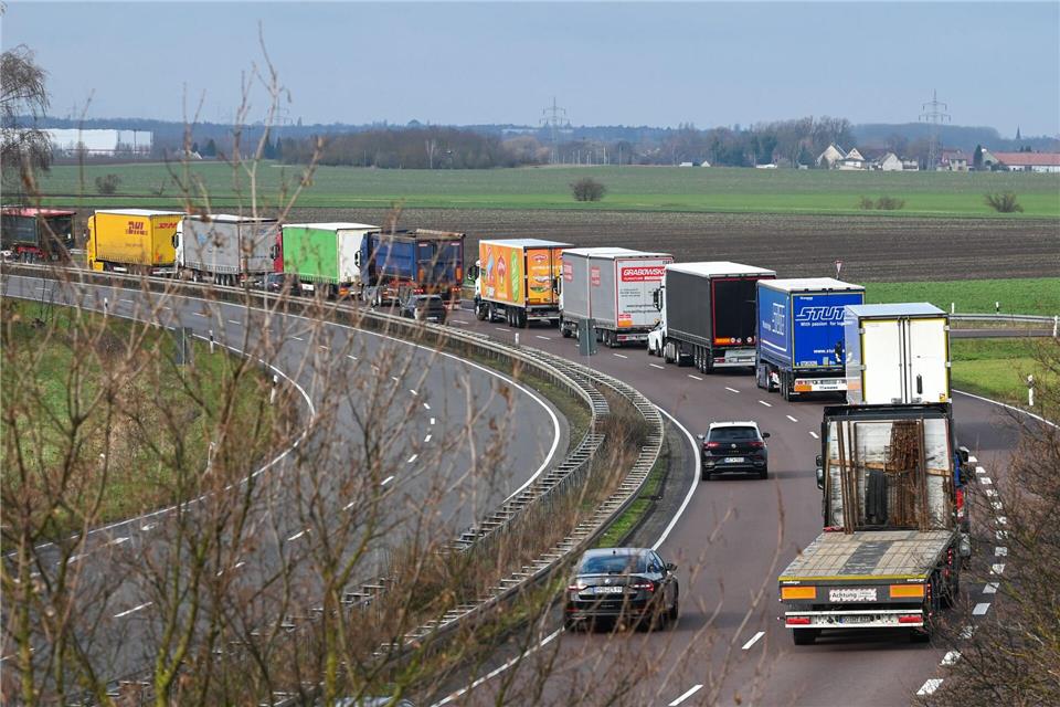 Hohe Dieselpreise setzen das Transportgewerbe zunehmend unter Druck. (Archivbild) Heiko Rebsch/dpa
