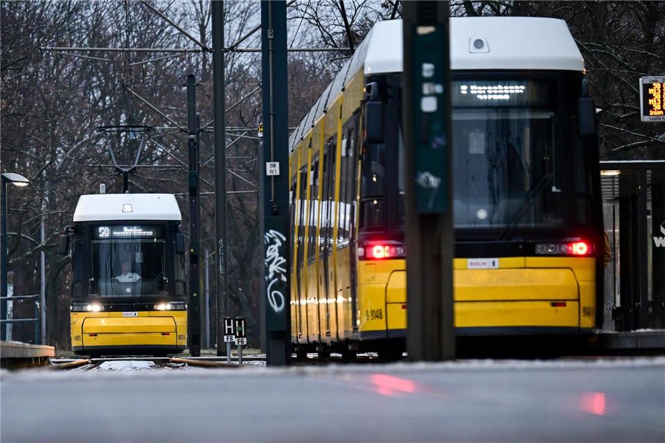 Hohe Feuchtigkeit bei Minusgraden sorgen laut BVG aber weiter für empfindliche Oberleitungen und Gleisanlagen.Sebastian Gollnow/dpa