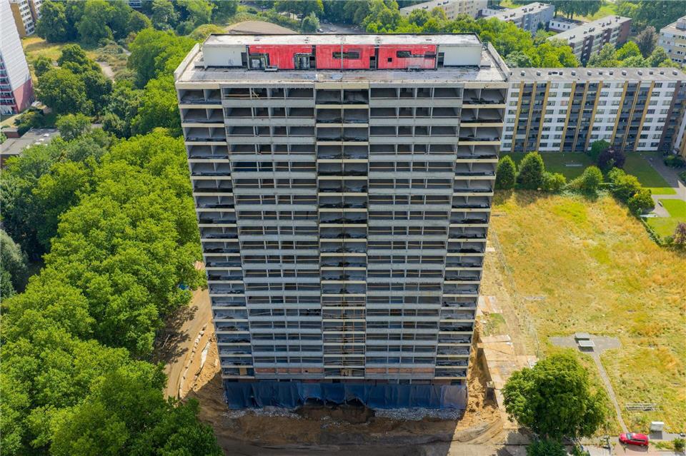 Sprengung in Duisburg: Ein Problemhaus verschwindet Hohe Gebäude, dazwischen viel Platz: Das galt in den 1970er Jahren als modern.Christoph Reichwein/dpa