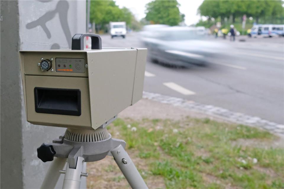 Hohe Geschwindigkeit ist laut Innenministerium die häufigste Ursache für schwere und tödliche Verkehrsunfälle. (Symbolbild)Sebastian Willnow/dpa