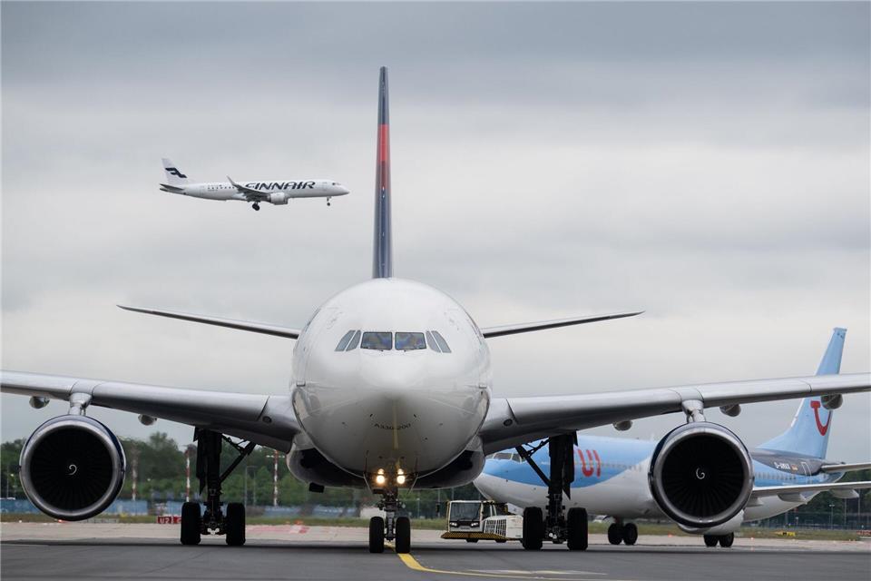 Hohe Kerosinpreise sind laut EU-Kommission kein außergewöhnlicher Umstand: Fluggäste müssen bei Flugstreichungen entschädigt werden.Boris Roessler/dpa