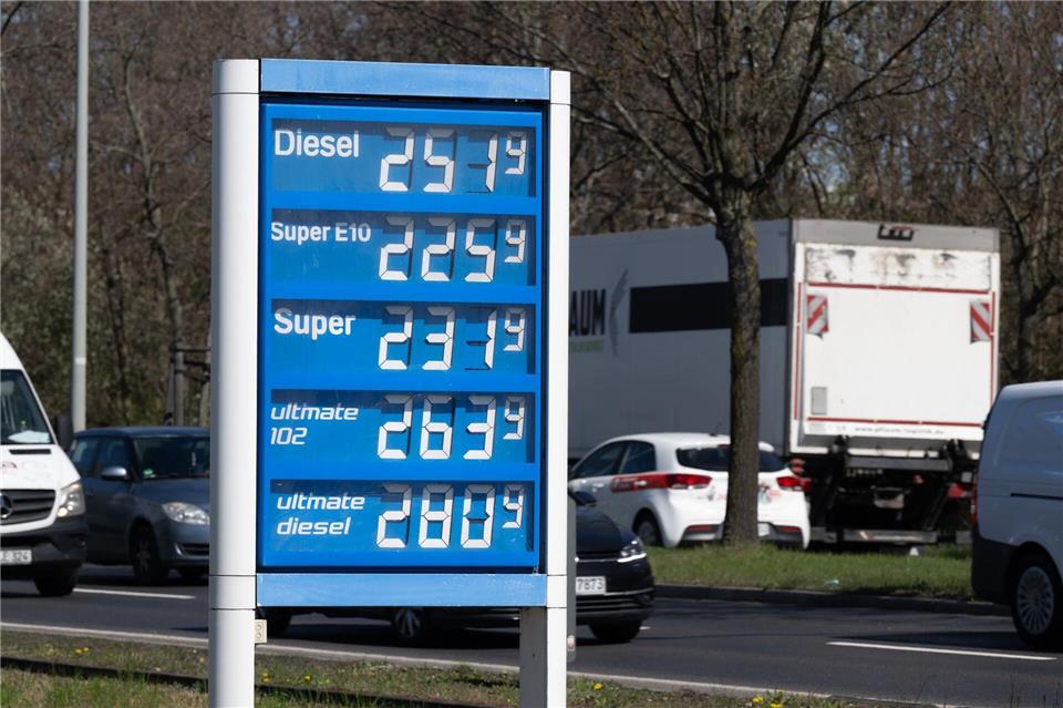 Hohe Kraftstoffpreise belasten weiterhin Verbraucher und Wirtschaft – trotz zuletzt leicht gesunkener Spritkosten. (Archivbild) Sebastian Kahnert/dpa