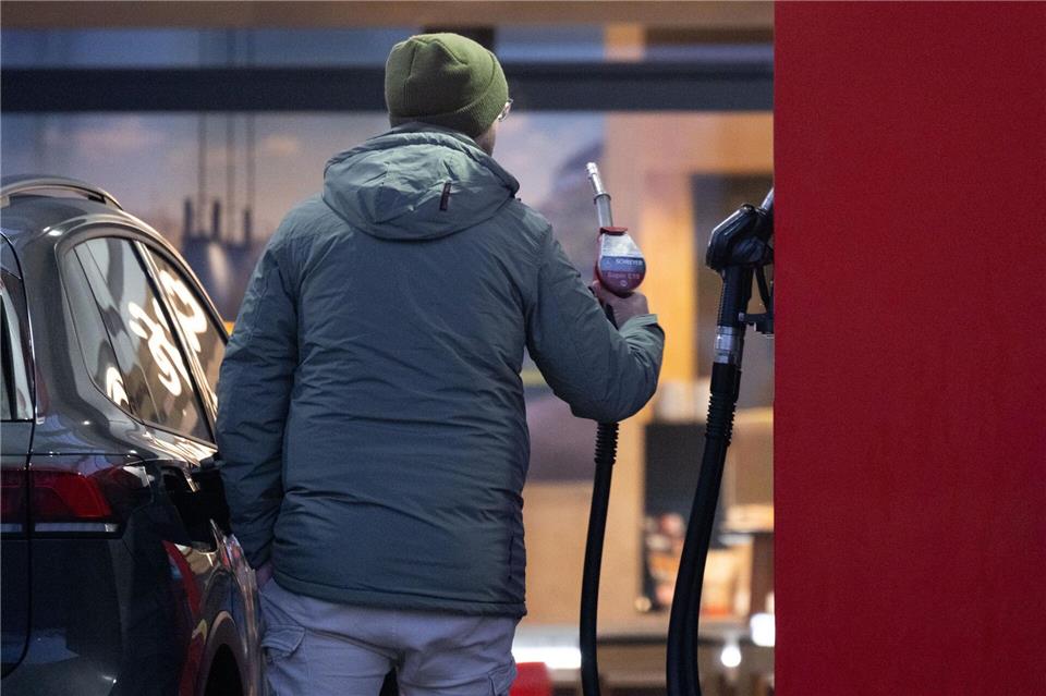 Hohe Spritpreise belasten auch Handwerksbetriebe in Sachsen - der Branchenverband sieht steigende Kosten für Fahrten zu Kunden und Materialtransporten (Archivbild) Sebastian Kahnert/dpa