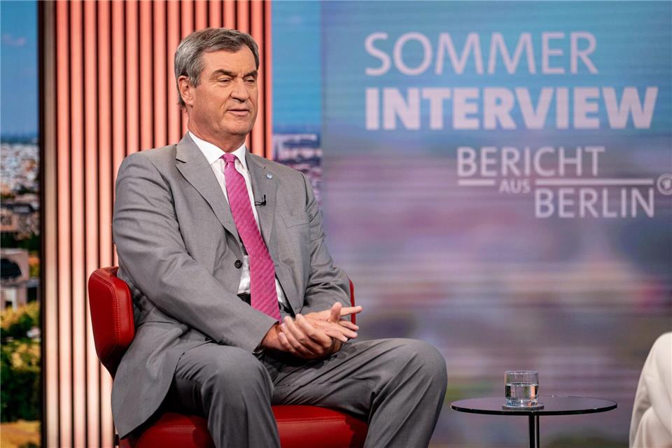 Hohe Spritpreise drücken das Gemüt der Autofahrer in Deutschland auch in den Sommerferien. CSU-Chef Söder hat aber auch keine kurzfristige Lösung parat. Fabian Sommer/dpa