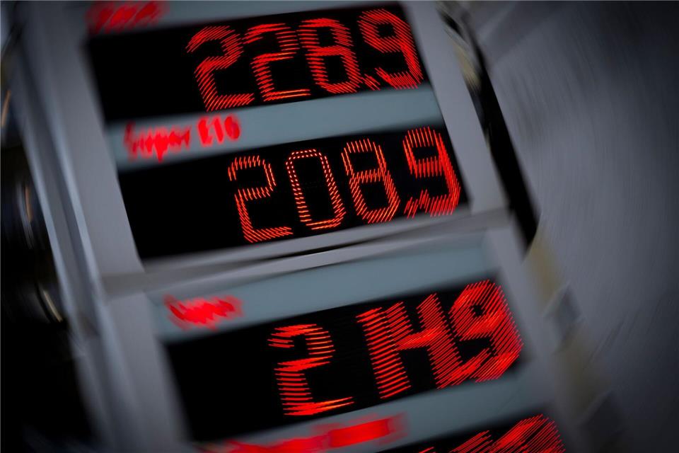 Hohe Spritpreise machen Autofahrern zu schaffen. (Archivbild)Peter Kneffel/dpa