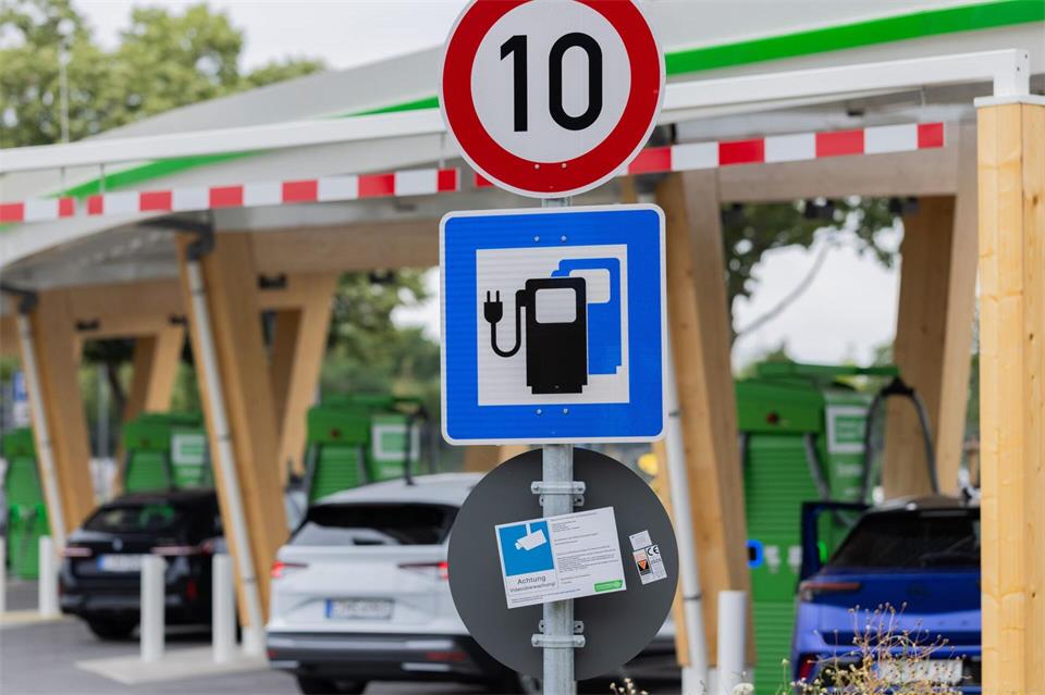 Hohe Spritpreise treiben auch die Preise für neue E-Autos. (Illustration) Rolf Vennenbernd/dpa