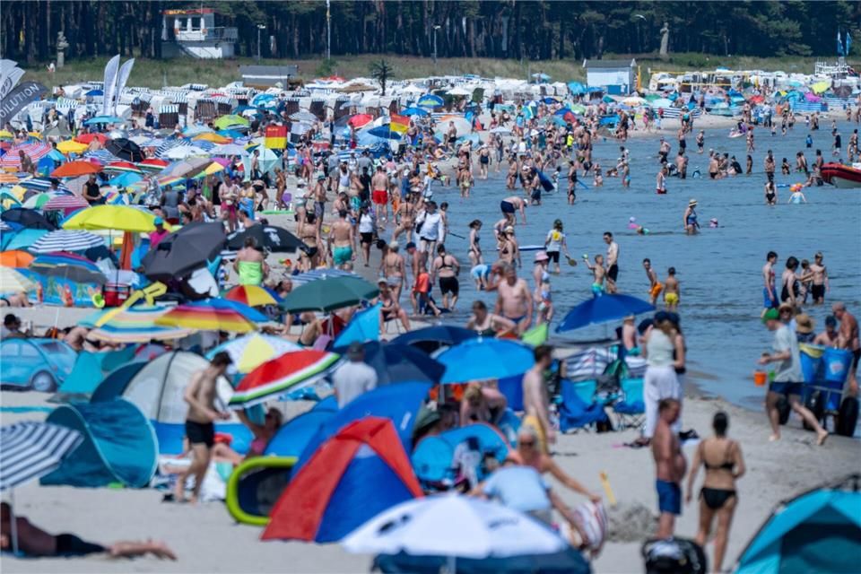 Hohe Temperaturen lockten viele Menschen an die Ostsee.Stefan Sauer/dpa