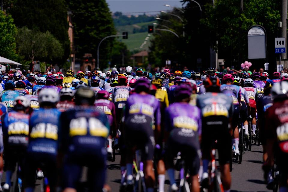 Hohe Temperaturen und hohes Tempo beim Giro.Fabio Ferrari/LaPresse/AP/dpa