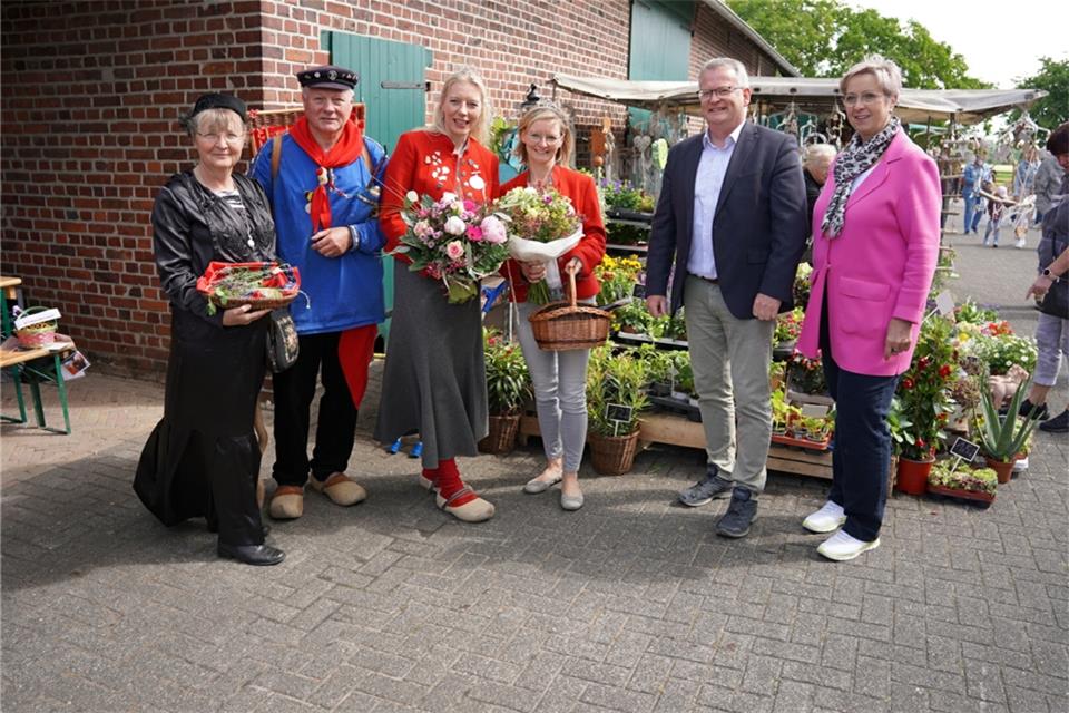 Hoheiten unter sich (von links): Christine (die Bäuerin), Alwis (der Kiepenkerl), Silke I. Hüging, Michaela I. Prost, Bürgermeister Martin Tesing und Diana Brömmel vom Ortsmarketing Raesfeld.