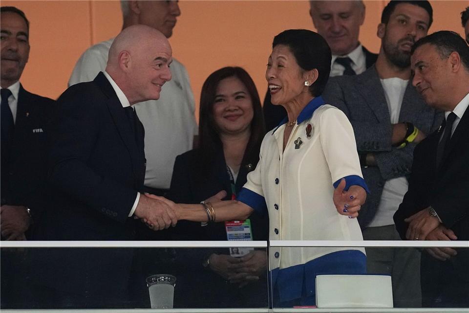 Hoher Besuch: Die japanische Prinzessin Hisako Takamado (r) schaute sich das Spiel mit dem FIFA-Präsidenten Gianni Infantino an.Dolores Ochoa/AP/dpa