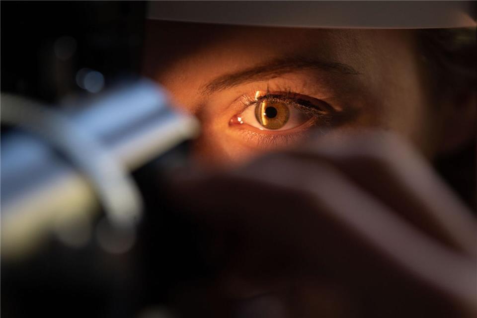 Hoher Blutdruck könnte sich auch auf die Augen auswirken – deswegen auch mal die Augen checken lassen.picture alliance/dpa