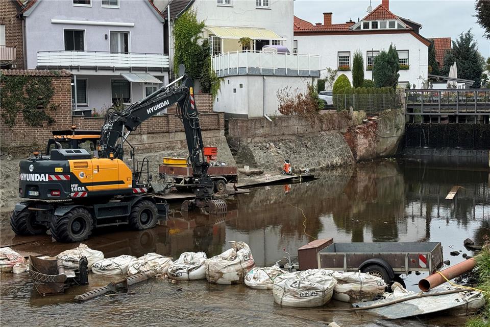 Hohlräume an der Bruchstein-Wand (hinter dem Bagger) sorgen für einen Einsatz der Aa-Kolonne.