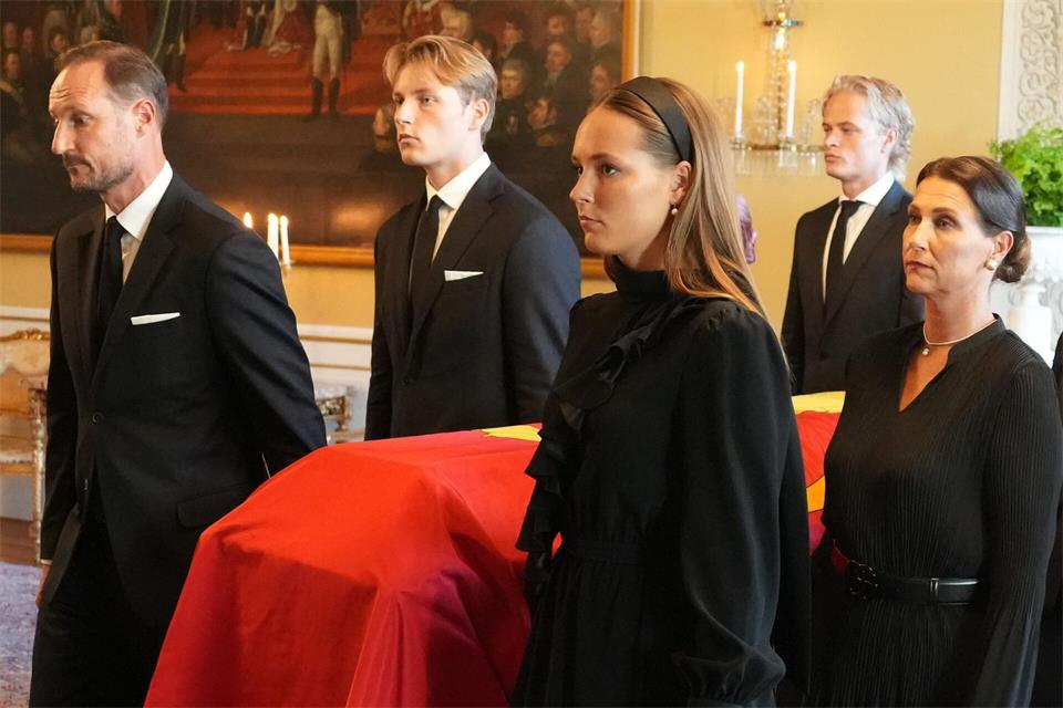 Høiby (2. v. r.) war in den Tagen der Trauer im engsten Kreis der Familie. (Archivbild)Ole Berg-Rusten/Pool NTB/AP/dpa