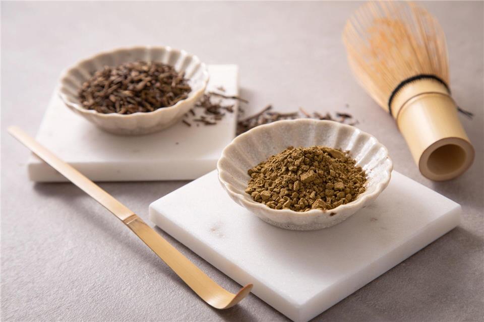 Hojicha-Pulver ist eine pulverisierte Form von Hojicha-Tee, einer traditionellen Sorte aus Japan, die aus gerösteten Grünteeblättern hergestellt wird.Christin Klose/dpa-tmn