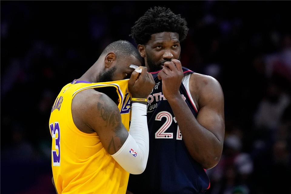 Holen sie den Titel nach Philadelphia? LeBron James (l) und Joel Embiid. (Archivbild)Matt Slocum/AP/dpa