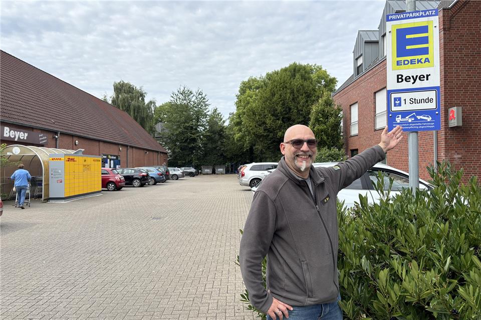 Holger Beyer weist seit Jahren mit Schildern auf die Höchstparkdauer hin; nur bisher haben sich viele Nutzer des Parkplatzes nicht daran gehalten.
