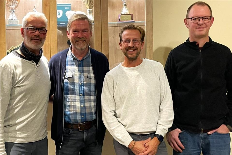 Holger Lordieck (Kassenprüfer), Norbert Brömmel (ehemaliger Vorsitzender), Boris Hudournik (erster Vorsitzender) und der zweite Vorsitzende Henry Tünte (v. l.) nach der Wahl.