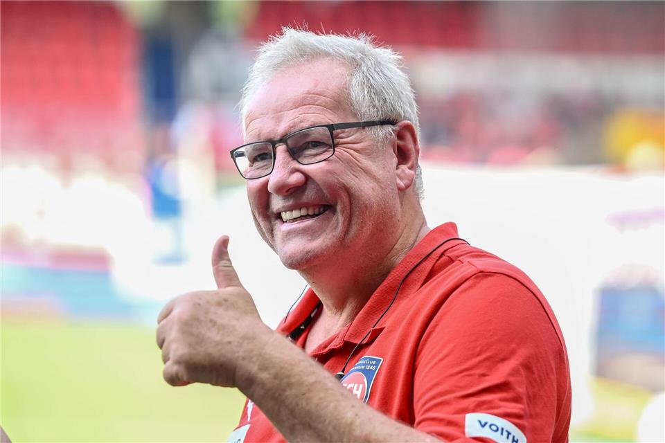Holger Sanwald nahm den Preis für den 1. FC Heidenheim entgegen.Harry Langer/dpa