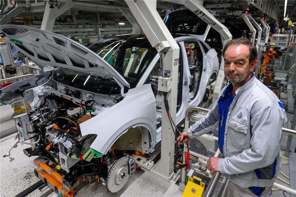 Holger Simon hat Höhen und Tiefen am VW-Standort in Zwickau miterlebt. „Ich war damals euphorisch, etwas Neues mit aufzubauen“, erinnert er sich an die Zeit Anfang der 1990er Jahre.Hendrik Schmidt/dpa