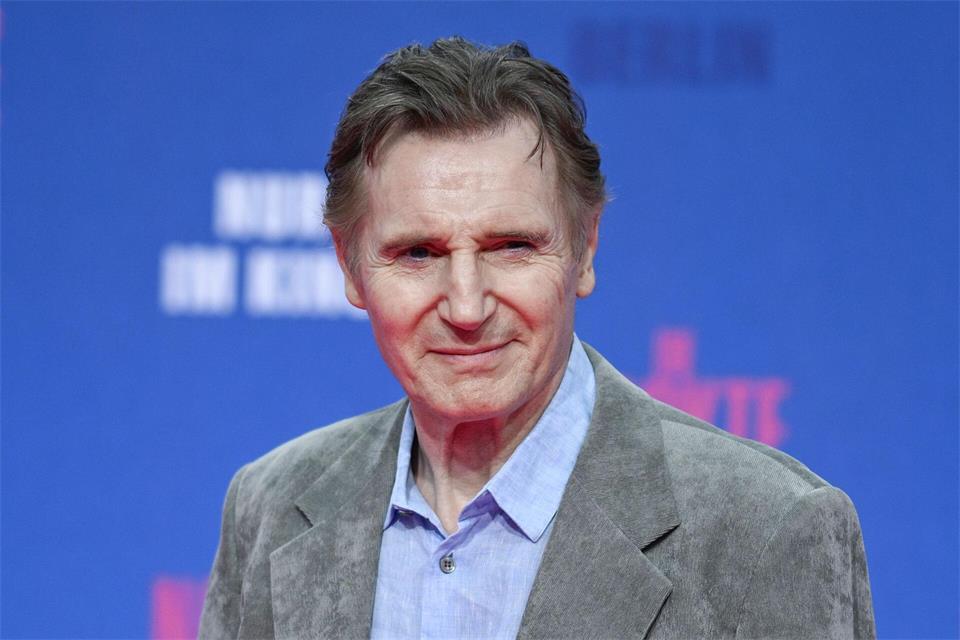 Hollywoodstar Liam Neeson ist kein Fan von Autos - und heizt privat auch nicht über den Highway. (Archivbild)Jens Kalaene/dpa