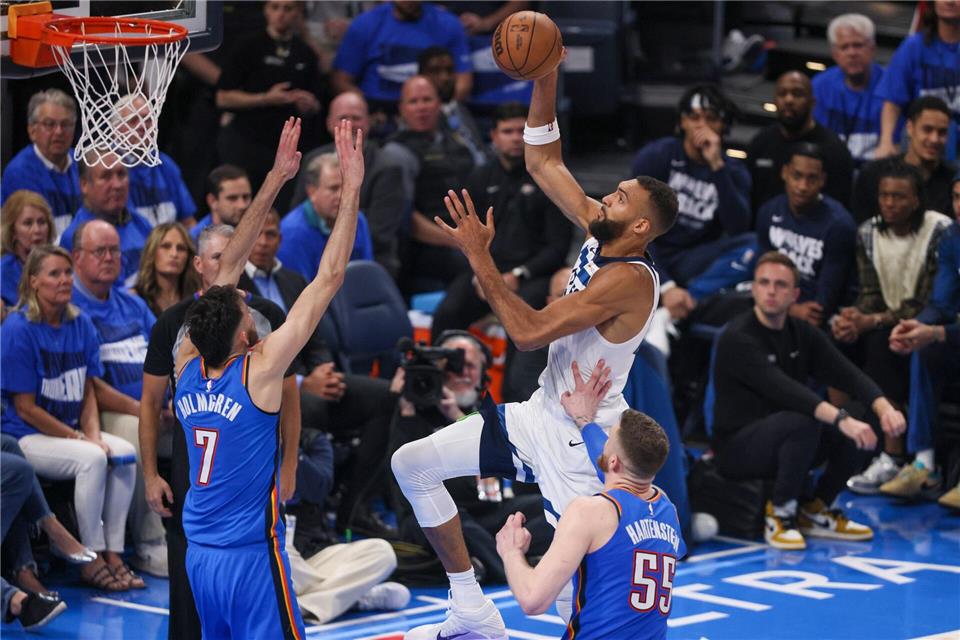 Holmgren (l) und Hartenstein (r) verloren die wenigsten Duelle mit Gobert: Dieser Korb war eine Ausnahme.Nate Billings/AP/dpa