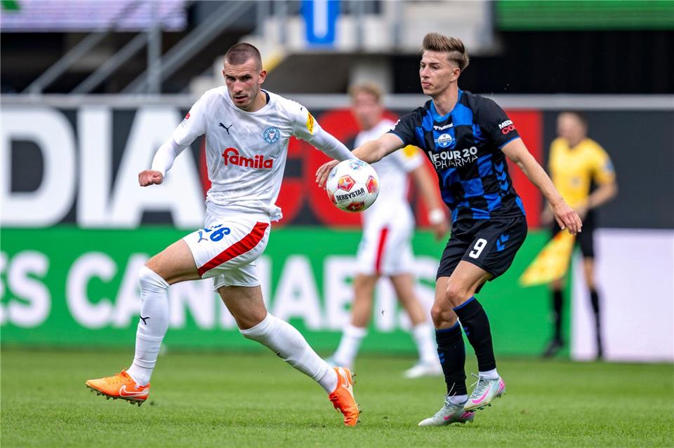 Holstein Kiels David Zec (l) ist im Heimspiel gegen den VfL Bochum gesperrt.David Inderlied/dpa