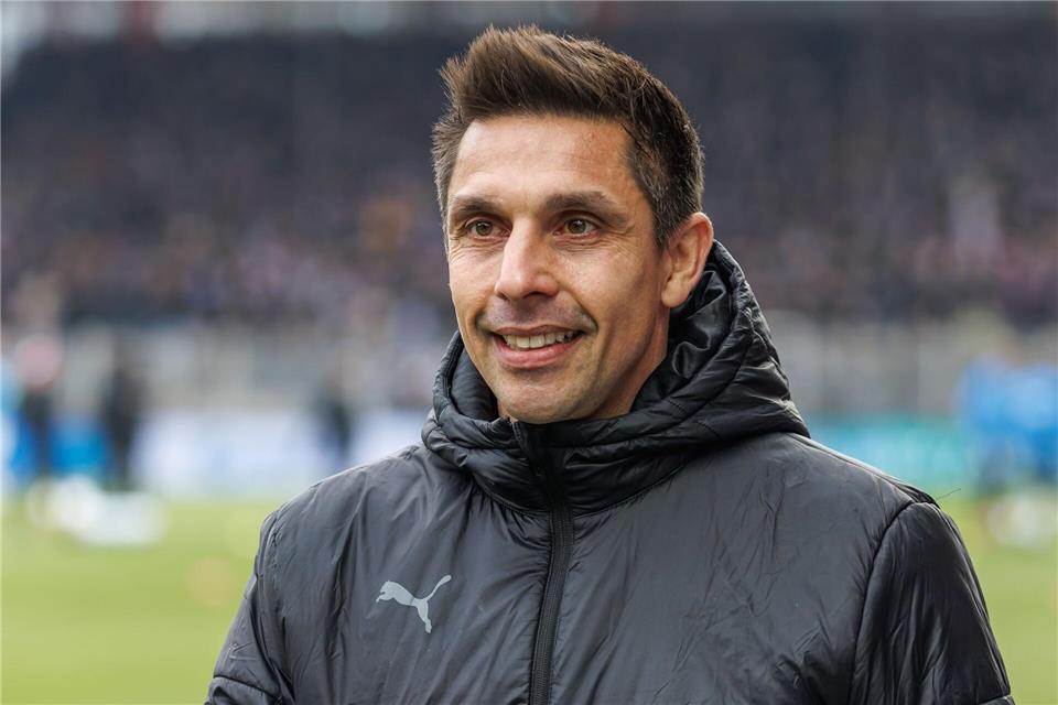 Holstein Kiels Trainer Marcel Rapp freut sich auf einen neuen Spieler. (Archivbild)Andreas Gora/dpa