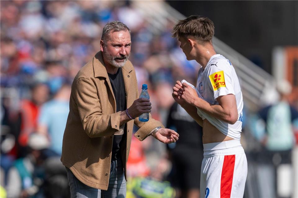 Holstein Kiels Trainer Tim Walter kann vorerst nicht auf Innenverteidiger Frederik Roslyng zurückgreifen. (Archivbild)David Inderlied/dpa