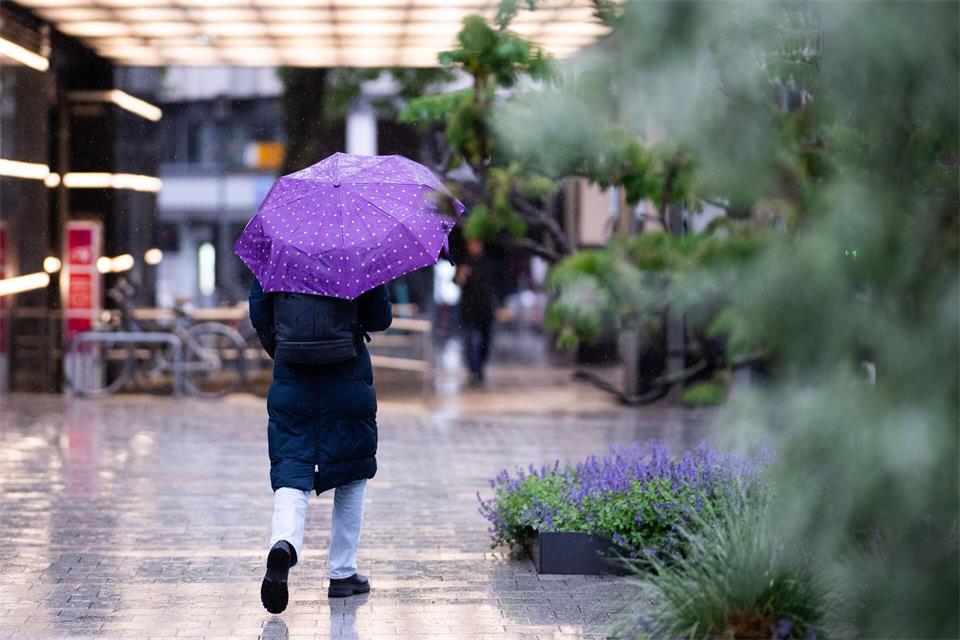 Holt die Regenschirme raus - das Wetter in Niedersachsen und Bremen zeigt sich von seiner nassen Seite. (Archivbild)Julian Stratenschulte/dpa