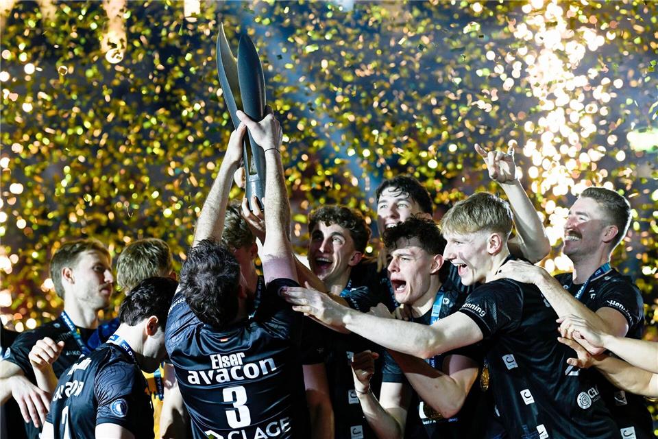 Holten sich im Februar im Pokalfinale den ersten Titel der Vereinsgeschichte: Lüneburgs Volleyballer. (Archivbild)Uwe Anspach/dpa
