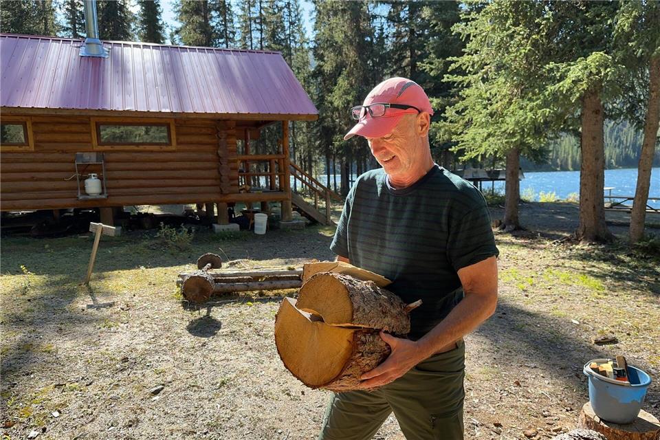 Holzhacken ist eine der wenigen Pflichten, möchte man es in der ofenbefeuerten Hütte mollig warm haben.Ole Helmhausen/dpa-tmn