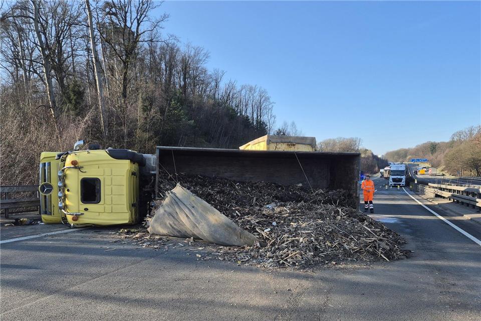 Holzhackschnitzel verteilten sich auf der Fahrbahn.-/dpa