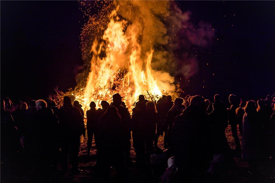 Holzhaufen lodern - zu Ostern haben die Feuer Tradition. (Archivbild)Frank Hammerschmidt/dpa