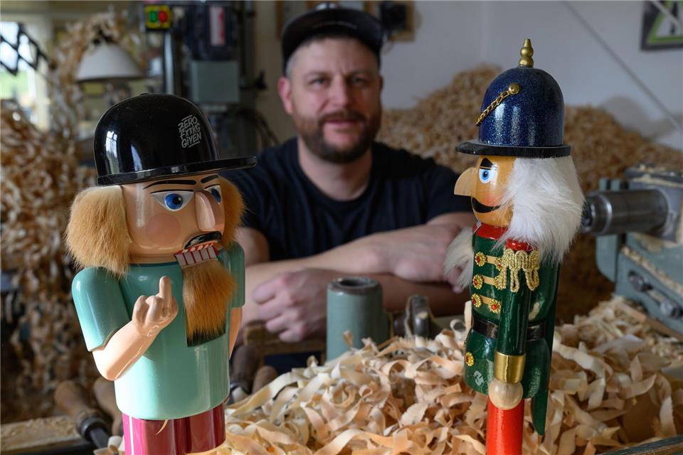 Holzspielzeugmacher Markus Füchtner erweckt in seiner Werkstatt in Seiffen erzgebirgische Nussknacker in Handarbeit zum Leben. Er ärgert sich über Billigkopien aus Fernost im Handel. Hendrik Schmidt/dpa