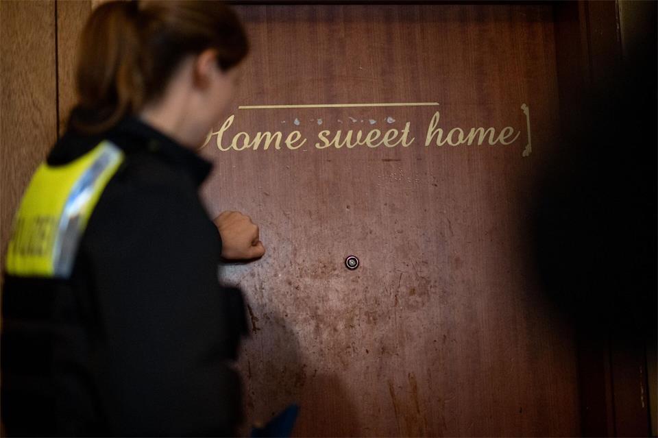 „Home sweet home“ steht an der Tür - doch die Immobilie in Duisburg ist verwahrlost und darf aus brandschutztechnischen Gründen nicht weiter bewohnt werden. Fabian Strauch/dpa